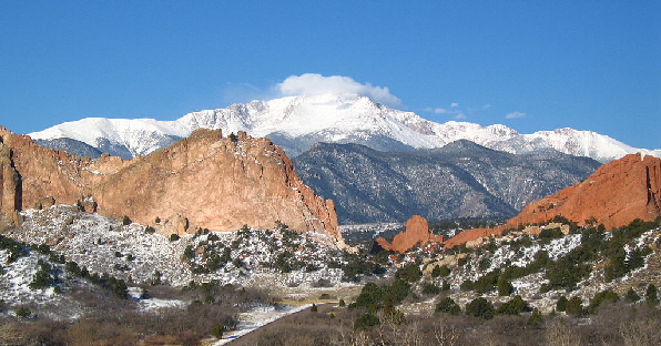 1024px-Pikes_Peak_from_the_Garden_of_the_Gods